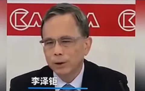 李泽钜和甄子丹一比对，就看出来钱多不一定年轻，人们一直认为，富有就有足够的实力去