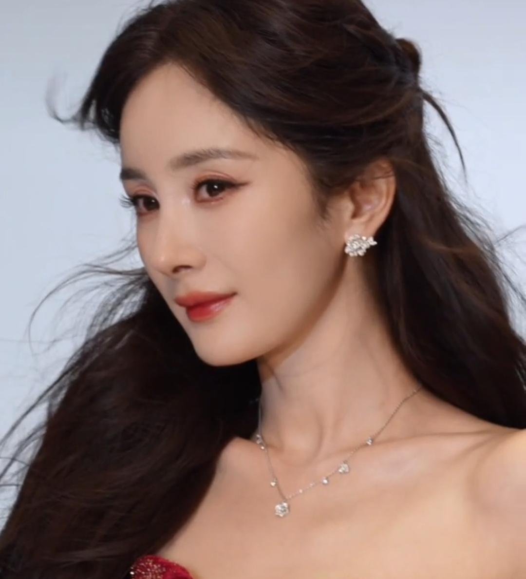 从杨幂身上会发现混娱乐圈要智慧美貌并存，快来个人告诉我啥活动 让杨幂穿得这么好看