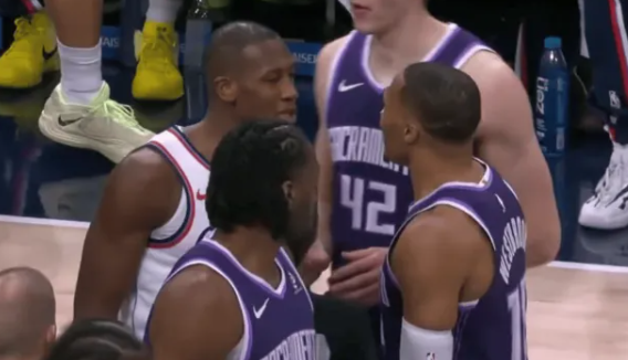 NBA常规赛，快船对阵国王的比赛正在进行中。半场战罢，快船以73-40领先国王。