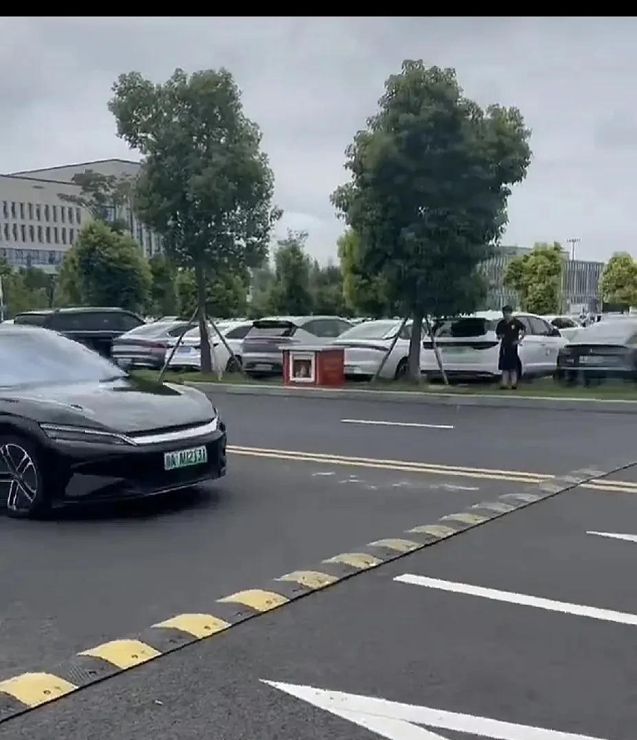 突发！四川成都天府机场一汽车失控！
       据《河南法制报》今天报道。成都