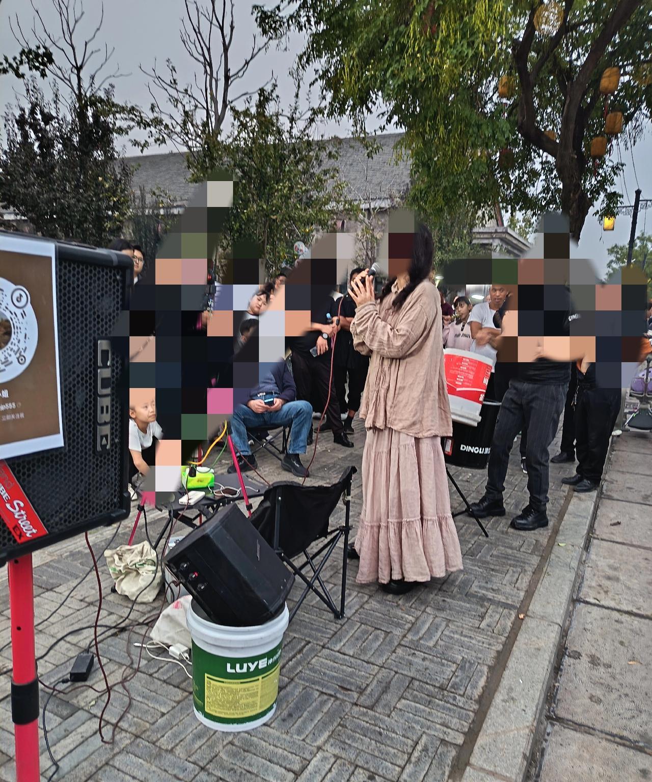 来一趟古城，才知道直播有多火，真是进入全民直播时代。
各种风格的直播，争奇斗艳。