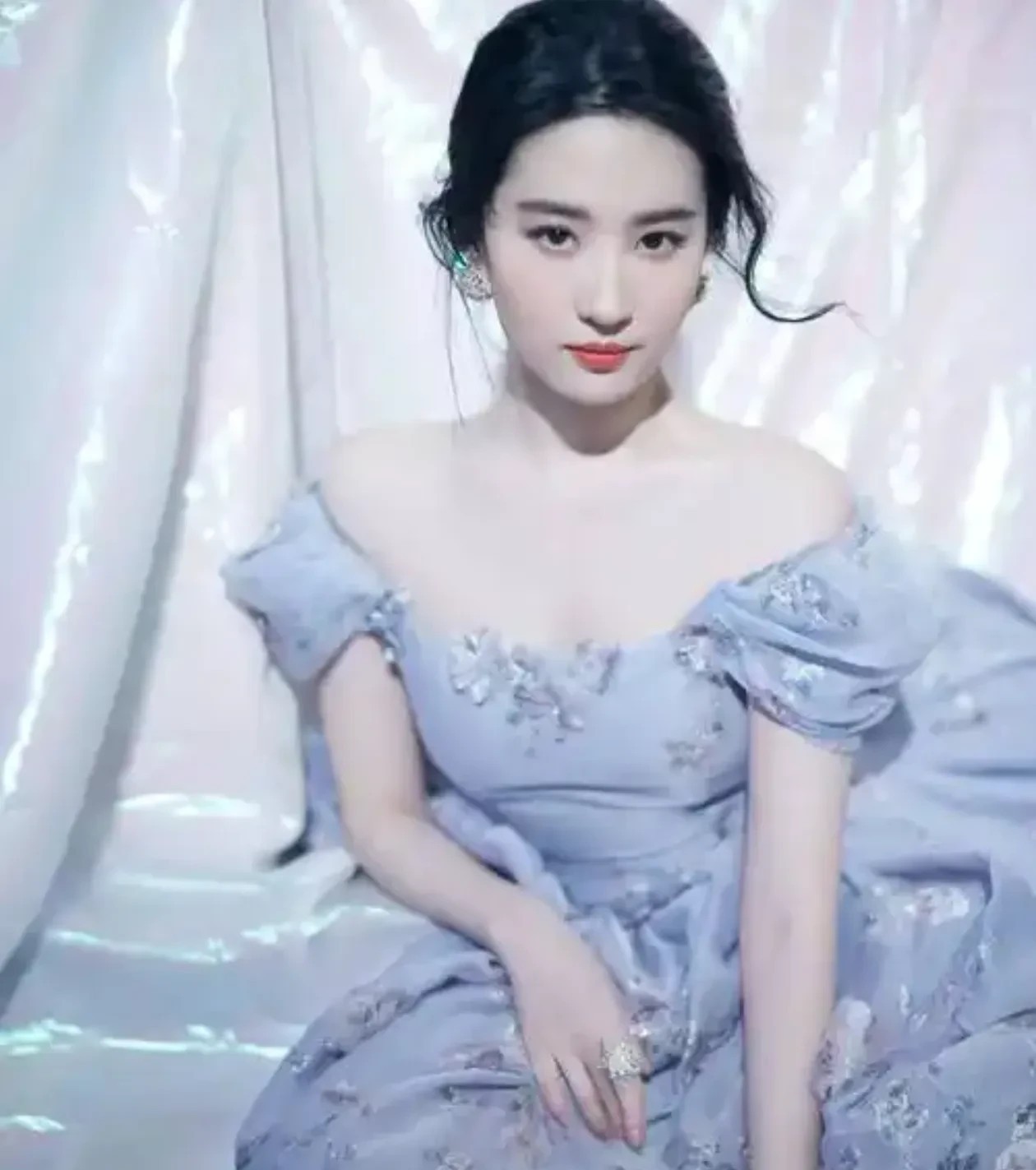 刘亦菲啊，
实在不行你就别营业了吧。
主要是观众都“嫉妒”得不行了，你都36岁了