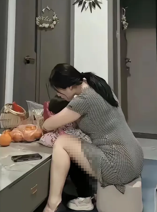 看这身段，你觉得是生了几个孩子的妈妈？
