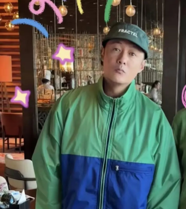 43岁余文乐老太多，眼凸嘴小皮肤黝黑，和年轻时候判若两人……

虽然余文乐打扮的