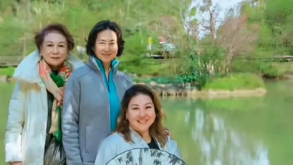 何超琼与三位干女儿聚餐，62岁状态佳，无子女仍享天伦之乐？