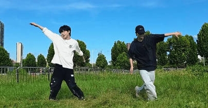 早安胡夏这舞跳得太可了！《等你的回答》80% 还原度 + 满格少年感，张智霖造型