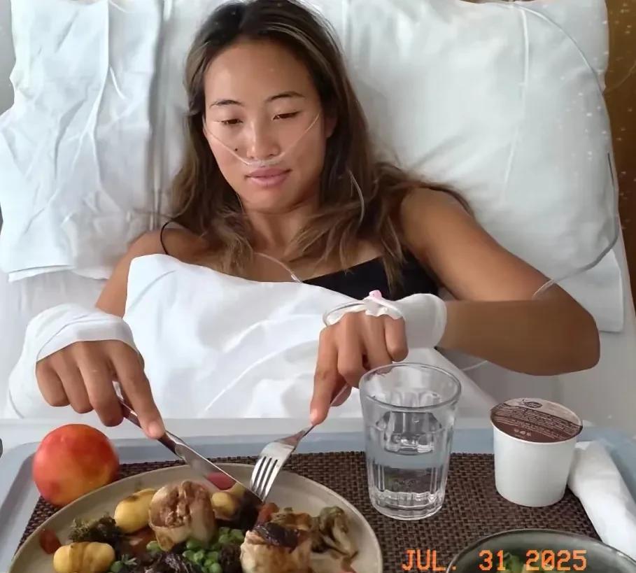 郑钦文躺病床上吃饭太难了
鼻子里插着氧气管
手臂上还挂着吊水针头
两只手还要艰难