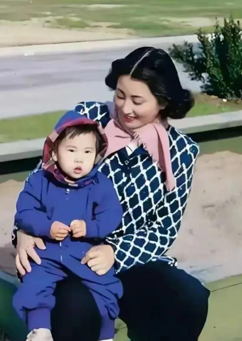 她的美惊艳世人，温婉知性，比明星还要出色！她长得是真漂亮，那种清丽脱俗的美，站在