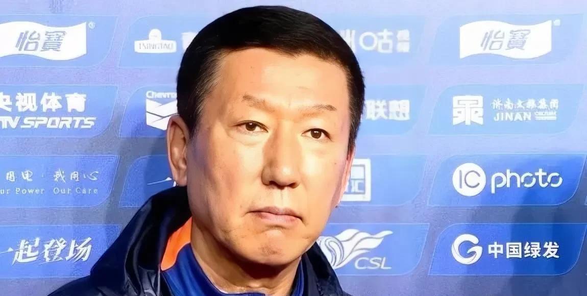 这就没意思了，山东泰山上半场被罚下两人！
第 27 分钟，吴兴涵飞铲林良铭，被红