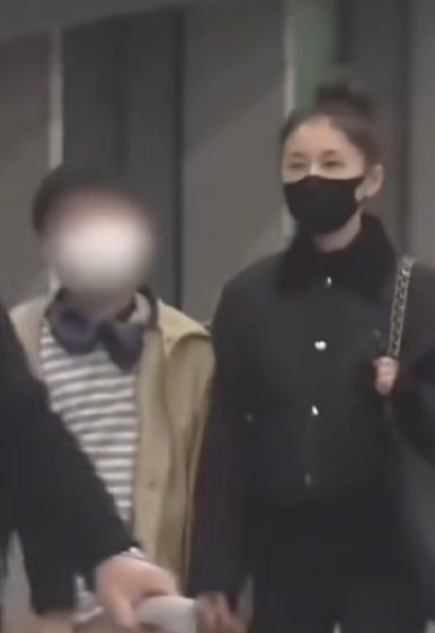 王子文儿子都那么大了呀？！才12岁就长那么高了，对明星的年龄没有实感，感觉姐姐的