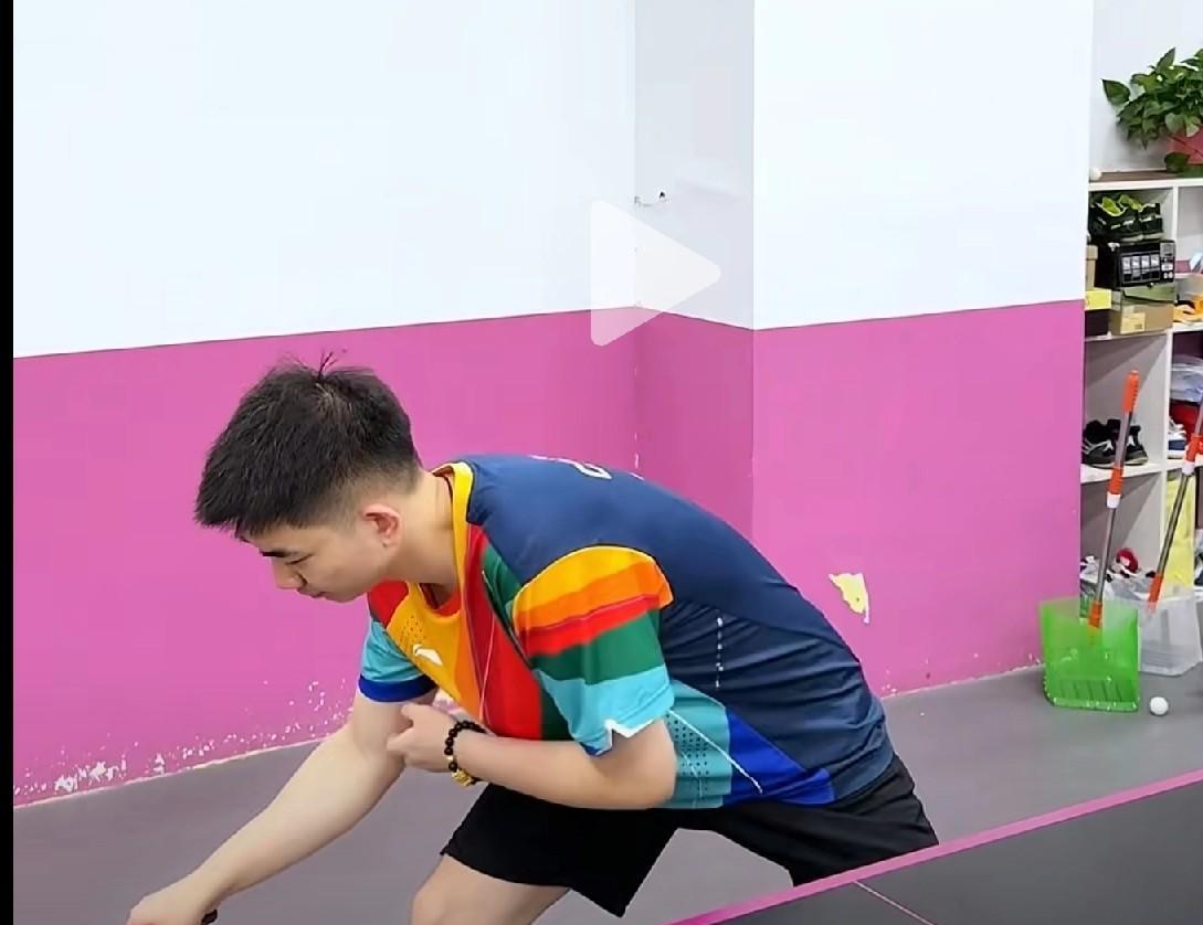 半出台还是要敢于出手去拉球！这几天练习打乒乓球，一位球友帮我喂球，他发下旋球，我