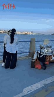 真应该为这位青岛大妈点赞，救人一命胜造七级浮屠，功德无量。
落水女子得救了，应该