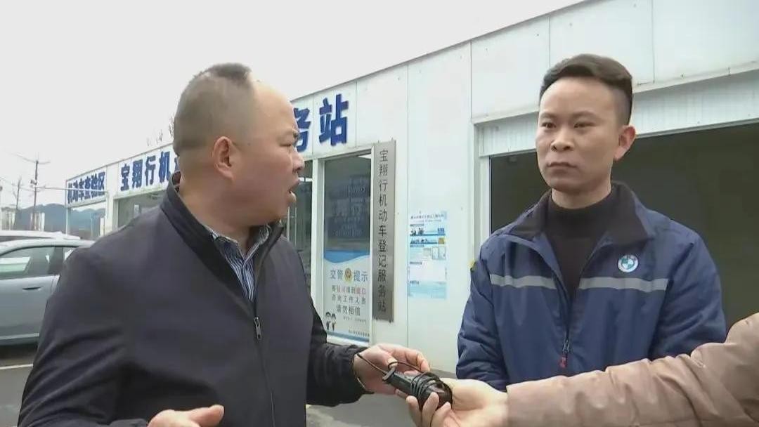 家人们，贵州遵义这事儿可太惊险了！彭先生花 30 万买的宝马新能源车，开不到 4