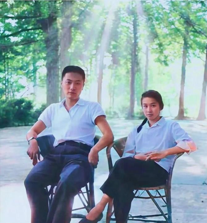 .1975年，陈毅的儿子陈小鲁和粟裕的女儿粟惠宁结为伉俪，在庐山度蜜月的照片。你