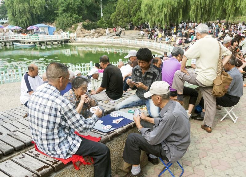 最近，网上不少年轻人叫嚷：退休人员退休金太高，退休工资比在职工资还高，这问题得赶