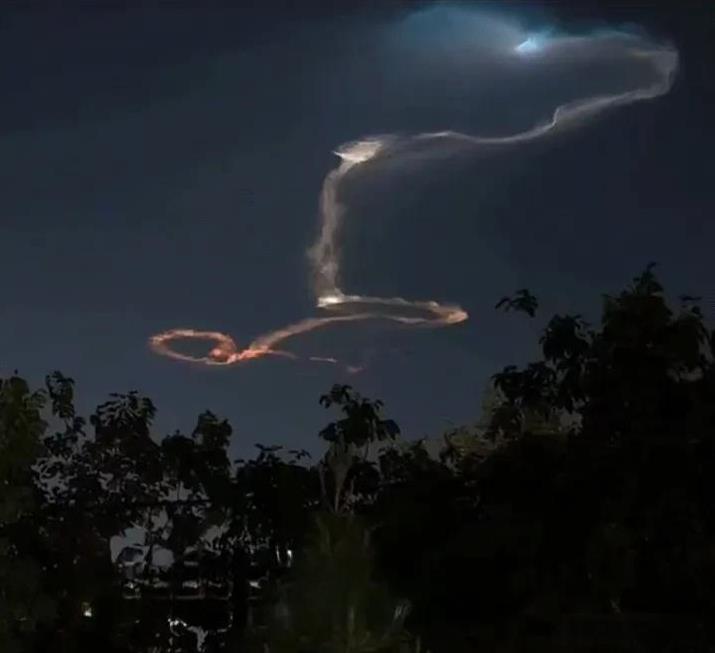 “泥石”导弹这个飞行轨迹有点意思，空中飞蛇是的乱舞一通最后被人家拦截！
