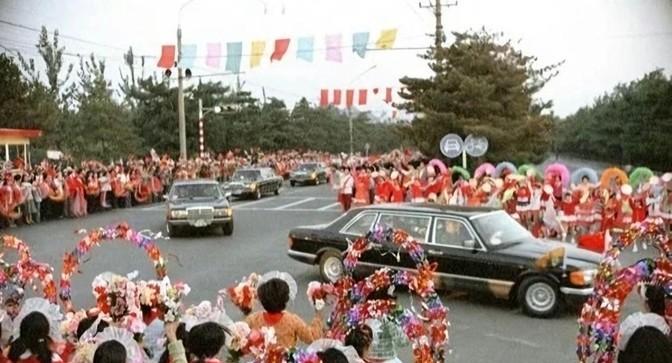 1986年，带着两座抢来的鎏金狮子访华的英国女王，在飞机落地之前，提出了一个令中
