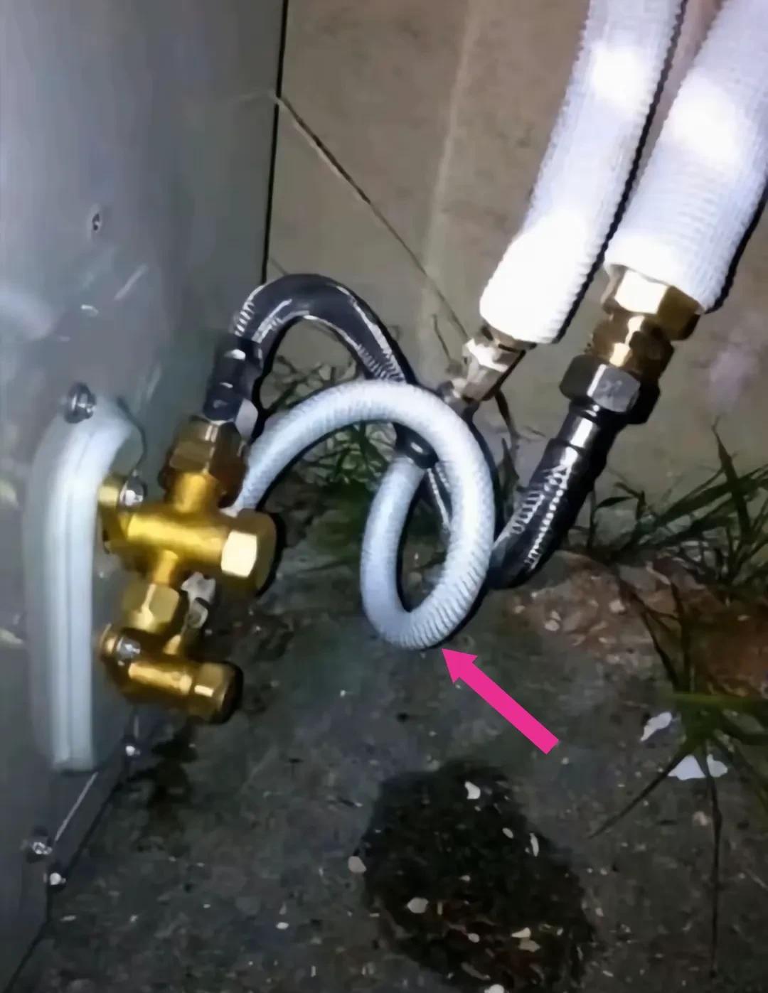 空调内外机连接管必须使用铜管吗？为啥？像下图这个空调估计铜管短了，为了省事，或者