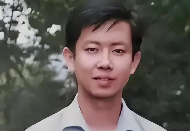 [微风]“我宁死也不道歉！”2019年，在乡镇执教19年优秀教师，亲吻自己儿女后