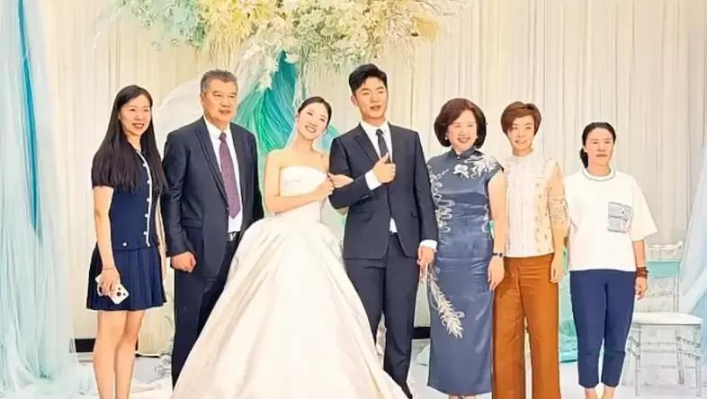 哈哈哈，不是李隼教练偏向，看合影就知谁在忙。 



 李隼教练女儿的大喜之日，