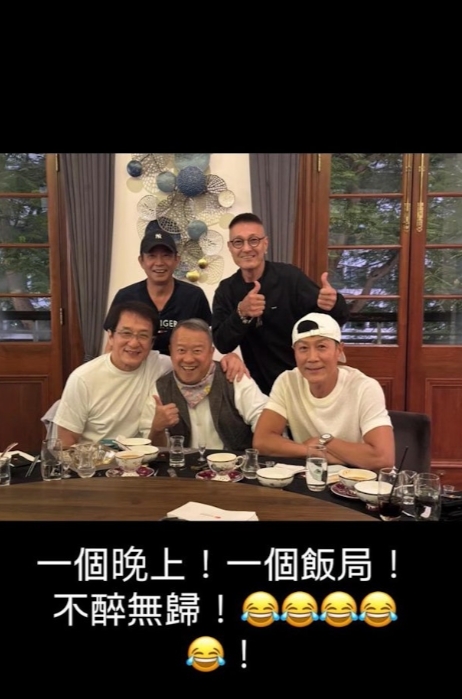 曾连续七届夺得香港泰拳冠军的武打明星卢惠光，近日晒出与成龙、曾志伟、林国斌等人的
