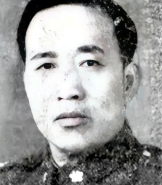 1940年，一位国民党将领陷入日军重围，他带着残部假意向敌人投降，沦为千夫所指的