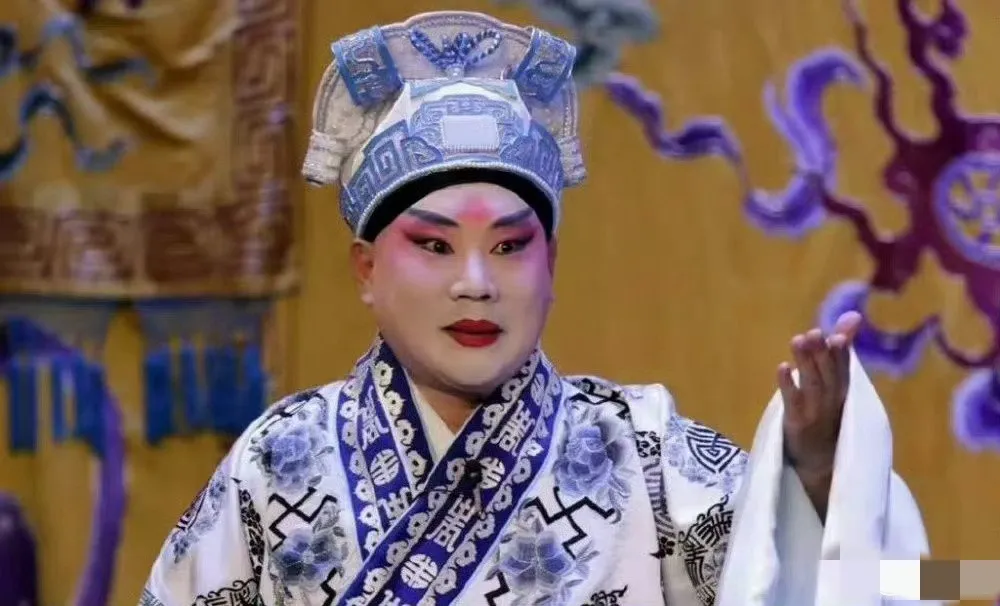 “郑敏，岳云鹏的妻子，分享了一张郭德纲的照片。那是老郭唱完戏，卸妆下来，头皮上刀