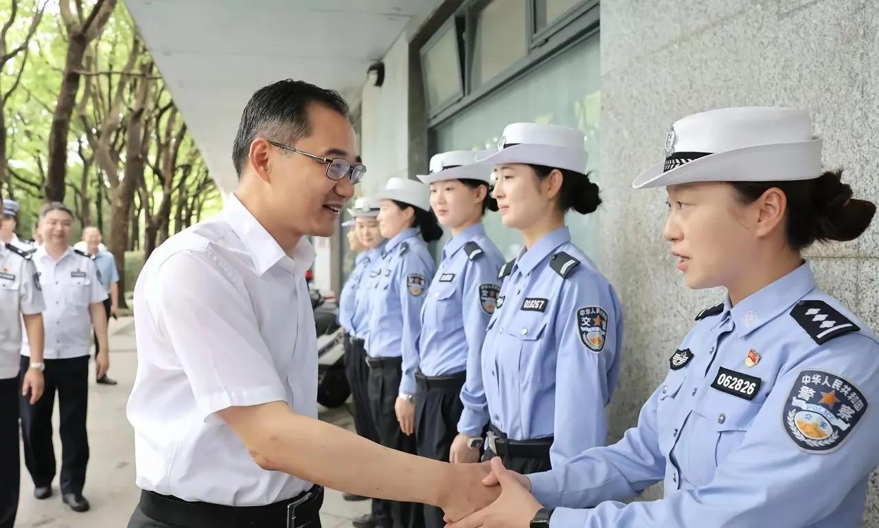 当领导的，还要在酷热的夏天，去到一线慰问民警，挺不容易啊。
说明还是位实干的领导