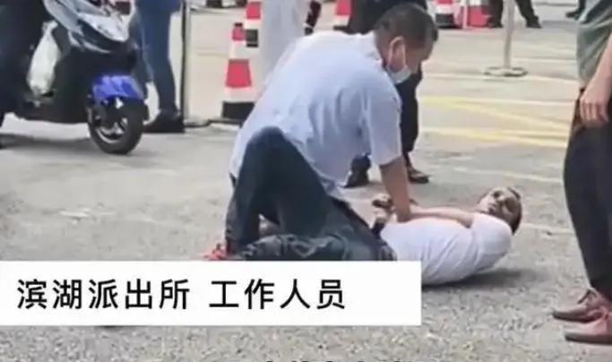 今天在网上看到这样一桩事件:是广西南宁发生一起因出租车费引发的纠纷。一名非洲留学