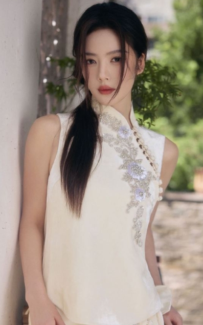 蔡文静这组绣珠旗袍图戳心了！让她穿这件的人绝对是天才——珠子闪、肩颈绝，园林氛围
