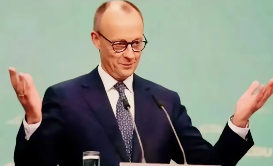 2000亿支票烧红天！欧洲火药桶重启 历史轮回惊
柏林国会大厦深夜亮起血红射灯！
