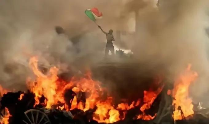 美国洛杉矶骚乱引爆互联网！
表面上看是美国抓捕非法移民所致，实质上是联邦权力与州