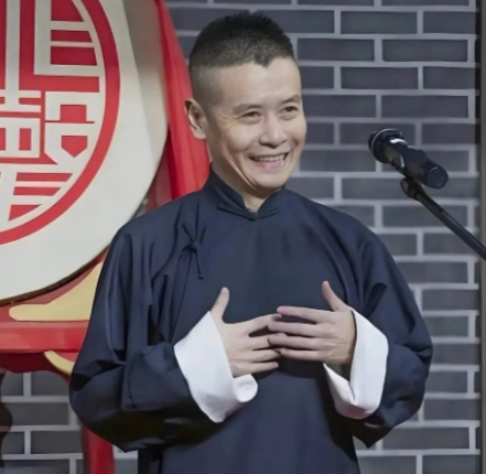 【著名相声演员郑宏伟深夜发文忏悔，希望重回青曲社，疑似生存艰难！】
近日，著名相