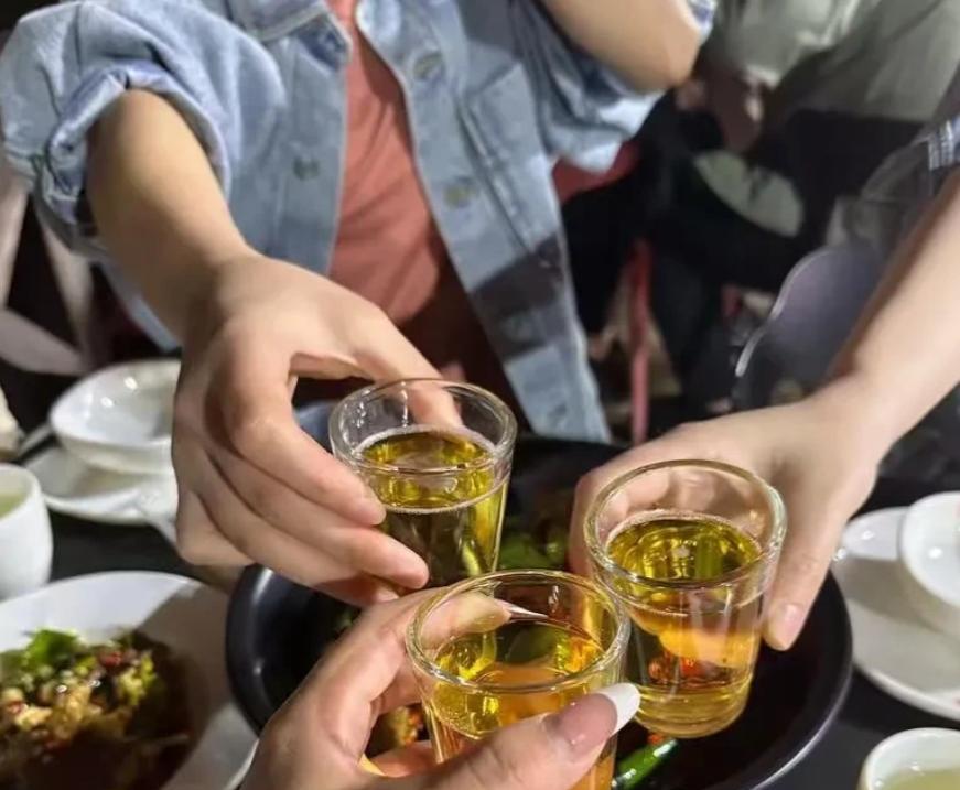 北京，男子李某跟老板张某和同事焦某聚餐喝酒，酒过三巡，他看上了老板新买的电动车，