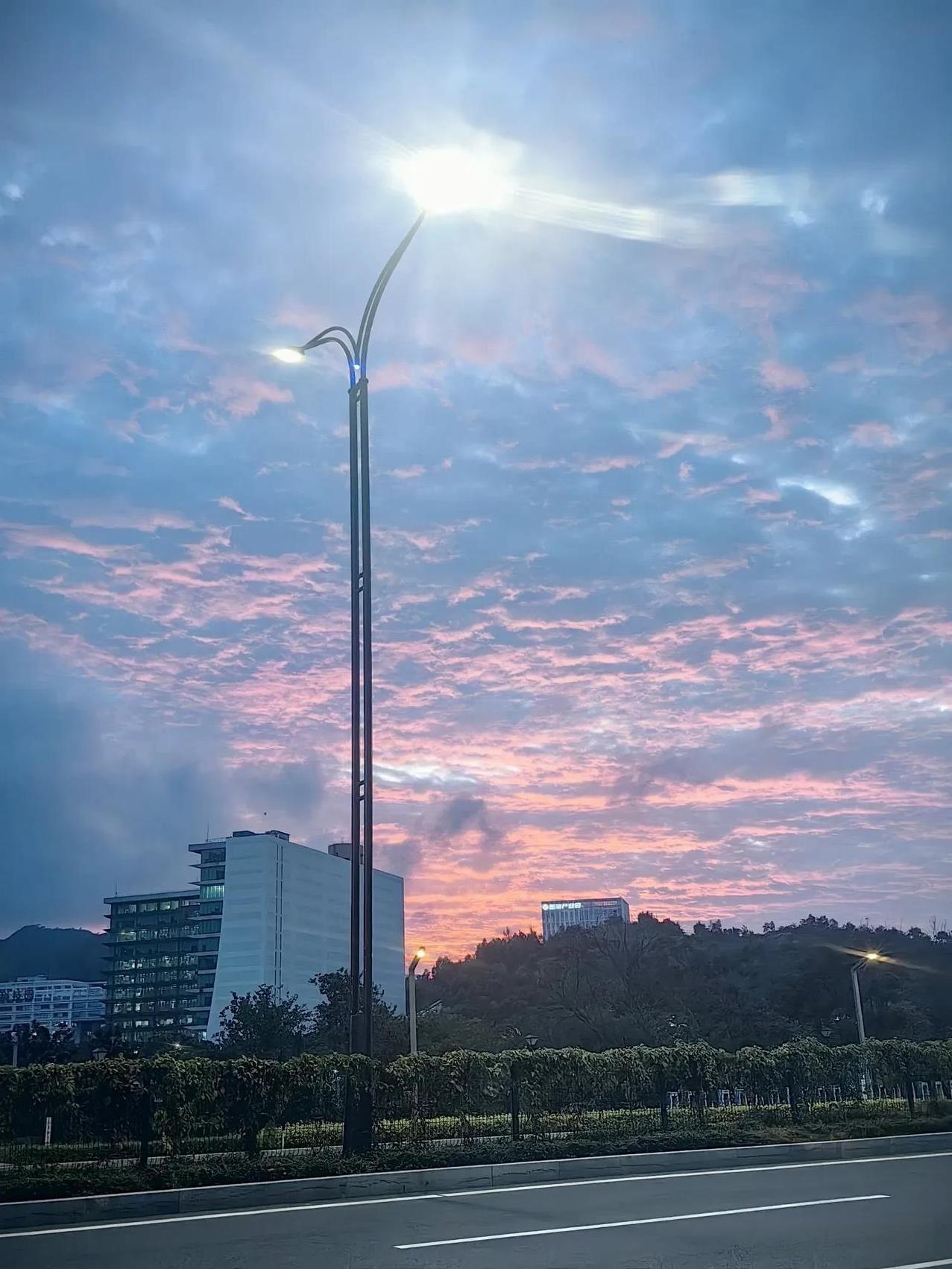 #分享一下你随手拍下的照片#夕阳西下时，居然有如此火烧云？