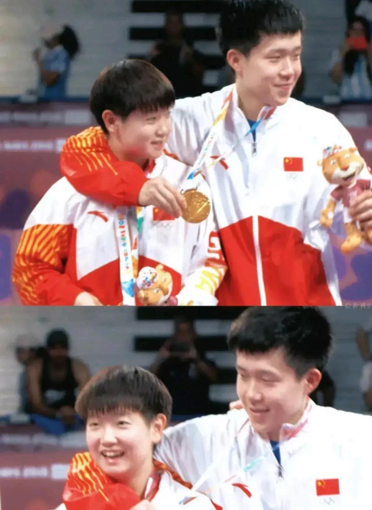 此时的莎莎脸上是幸福的，
心里是满足的，
被王楚钦用金牌揽在怀里，
时间仿佛在这