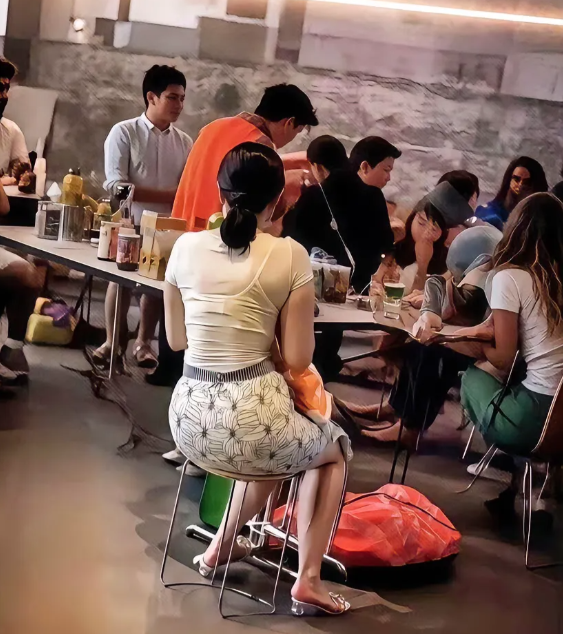 不管在任何场合，总是不由自主的瞥向别人的老婆