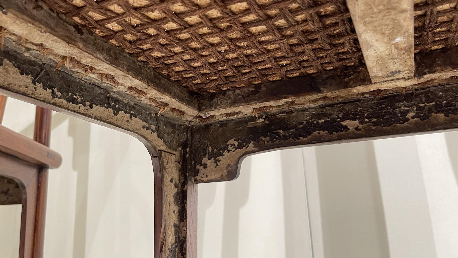 管脚枨三面不一样，清黄花梨南官帽椅底漆发断纹