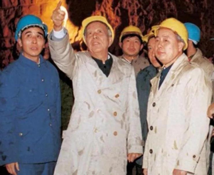 五十年代，万里被调入北京协助周总理进行国庆10周年献礼工程建设，他带领团队在一年