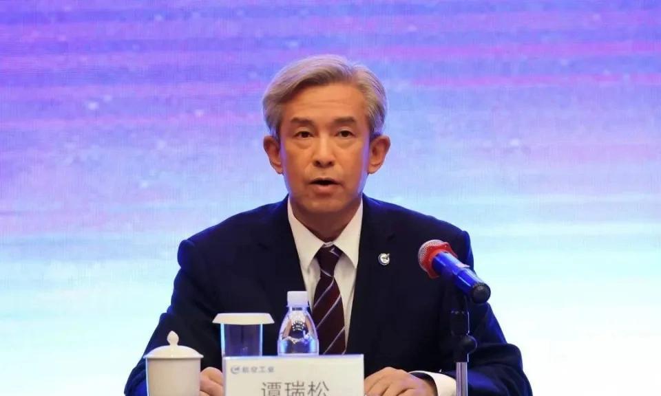 得益于这个常年霸位的大蛀虫被抓，集团各种先进战机、武器近些年简直开挂。谁还记得曾