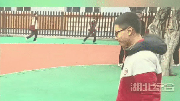 重庆眼镜学霸立定跳远2.6米！没热身没发力，老师瞳孔地震：你这是弹跳怪物吧？