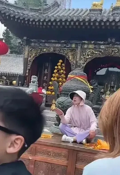 一女人直接坐上供桌，冲磕头的游客喊：“别拜了！你们拜的五爷根本不在这儿！” 