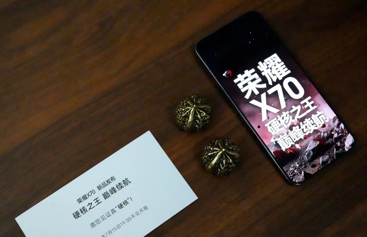这次的荣耀X70邀请函里是一对非常“硬”的“核”桃，它究竟有多硬核，相信在7月1