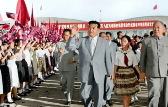 1961年7月15日上午，周恩来、江华等前往机场欢送朝鲜首相金日成回国。此次送行