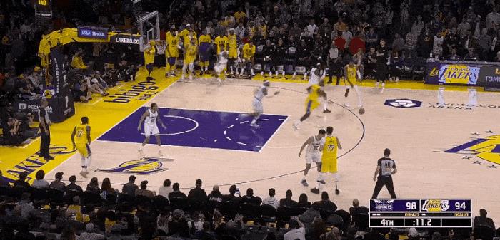 老詹关键三分！湖人今天就靠你续命了！
在今天NBA常规赛湖人对阵黄蜂的第四节比赛