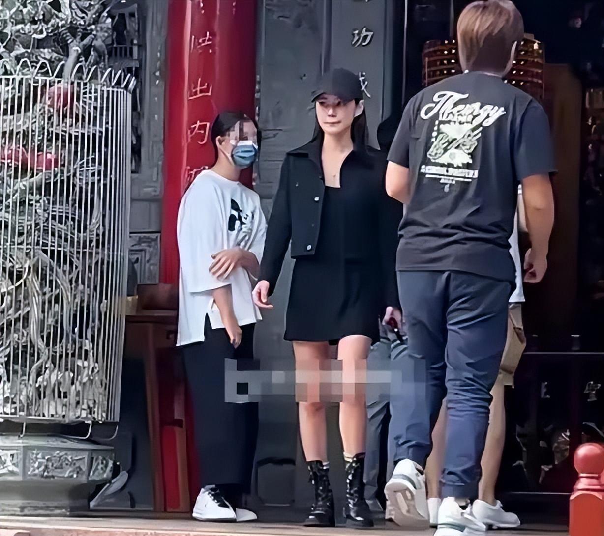 大S女儿北京露面引关注！穿搭吸睛，素颜神韵酷似大S，汪小菲尽显父爱担当
此前大S