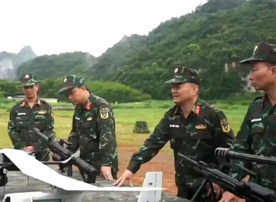 看到解放军的装备，越军才意识到手表和钻戒不代表战斗力
目前解放军和越南陆军的联合