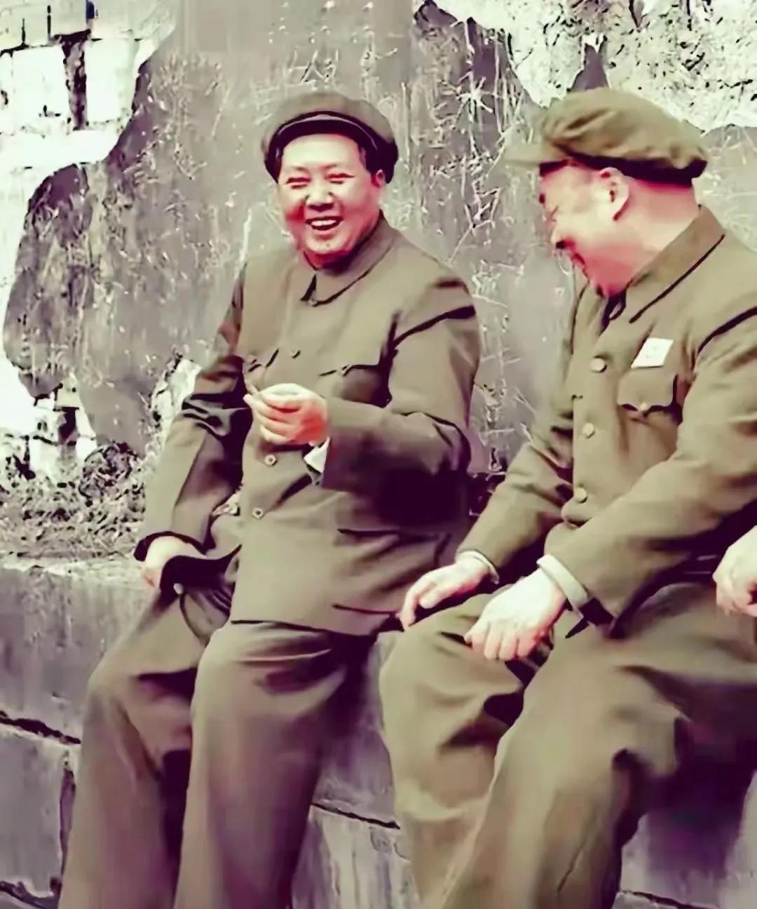两位都爱写诗，又都是一个战壕的革命战友，从1928年4月28日两人第一次见面，到