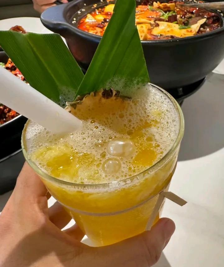 麻六记的饮品也超赞，味道很绝！喝一口就被圈粉，清爽解腻，配着他们家的辣子鸡或者其