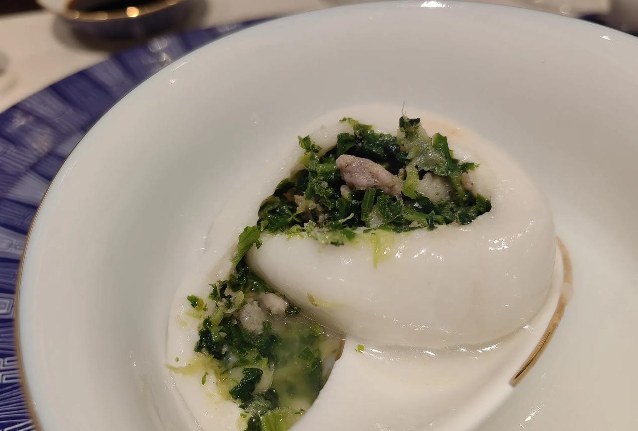 昨晚在常州宾馆吃的荠菜肉馅团子。
想念故乡的味道……